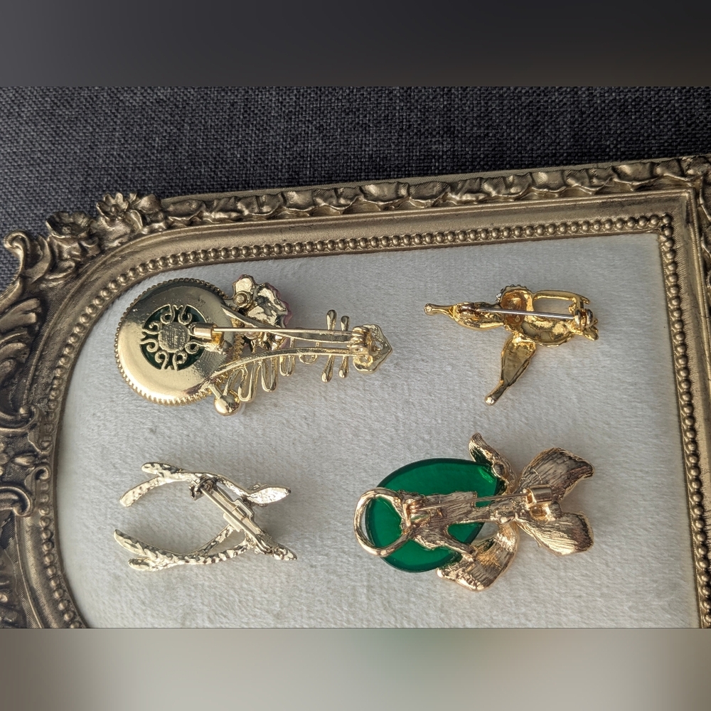 4 Gold Tone Brooches - Picture 7 of 7
